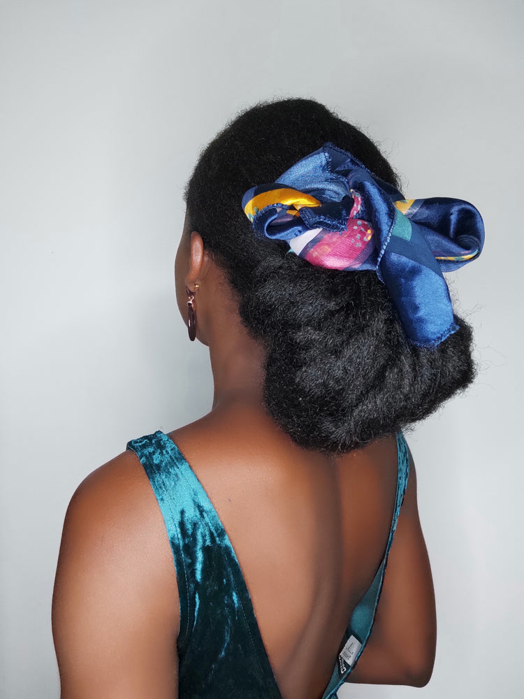 Tuto coiffure avec un foulard en satin réalisé sur cheveux crépus type 4c par Josiane OLOGBI femme noire entrepreneure, créatrice de la marque de cosmétiques naturelles Iwalewa pour cheveux crépus, frisés, bouclés, efro